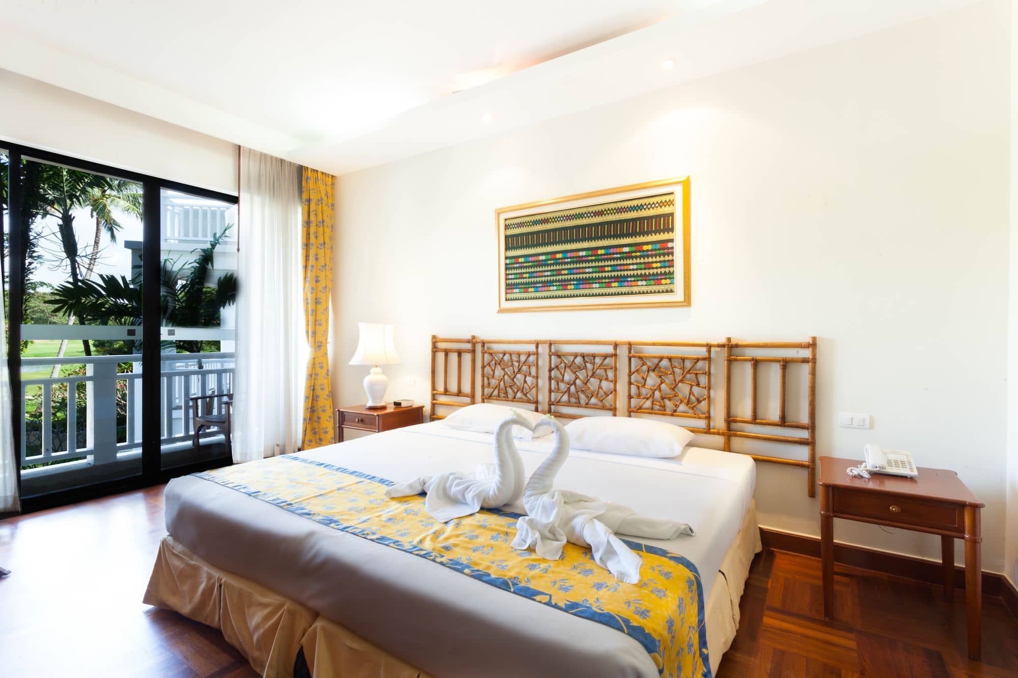 Спальня с окном в сад · Фото: Resava Holidays