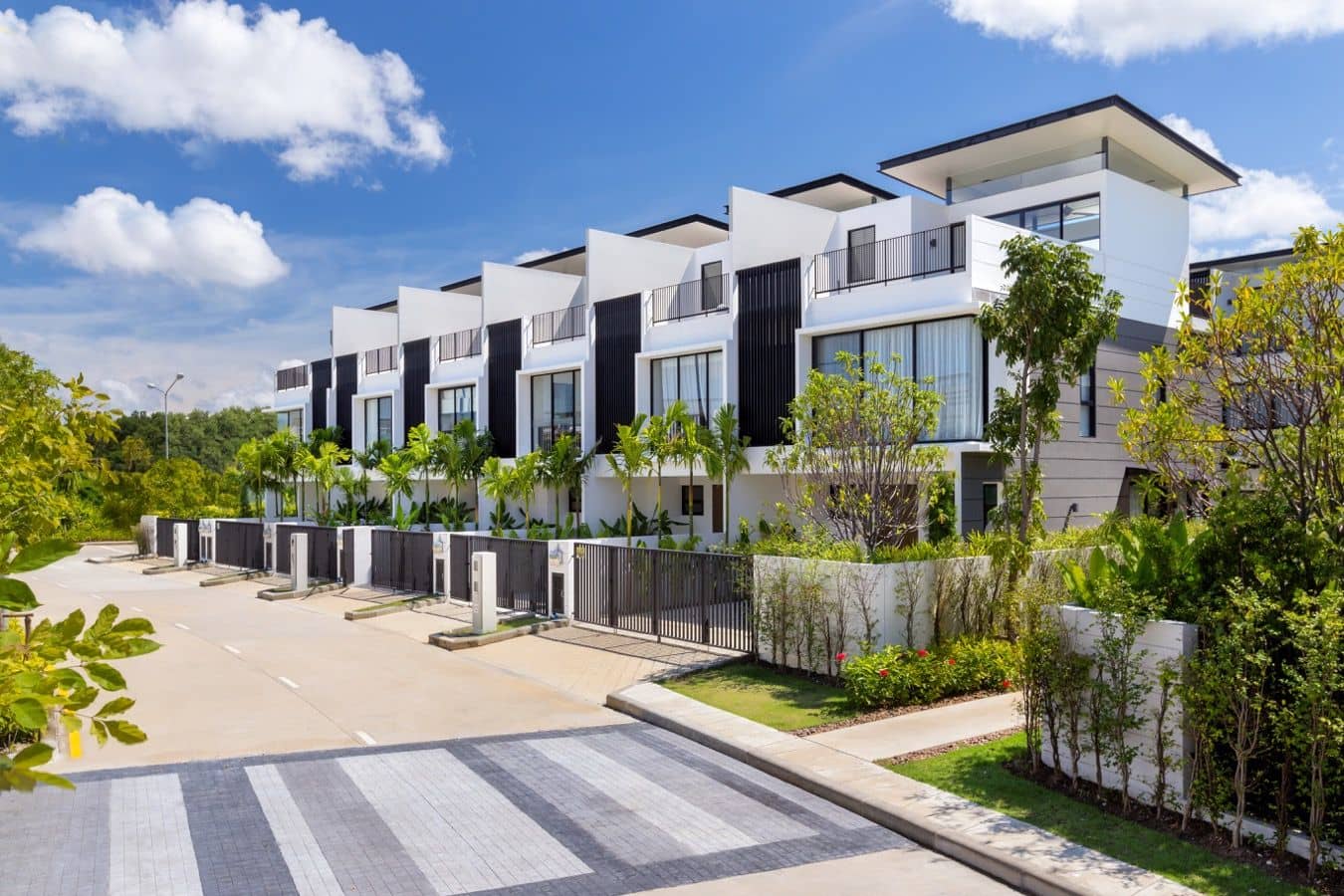 Ряд таунхаусов вдоль проезда · Фото: Laguna Property