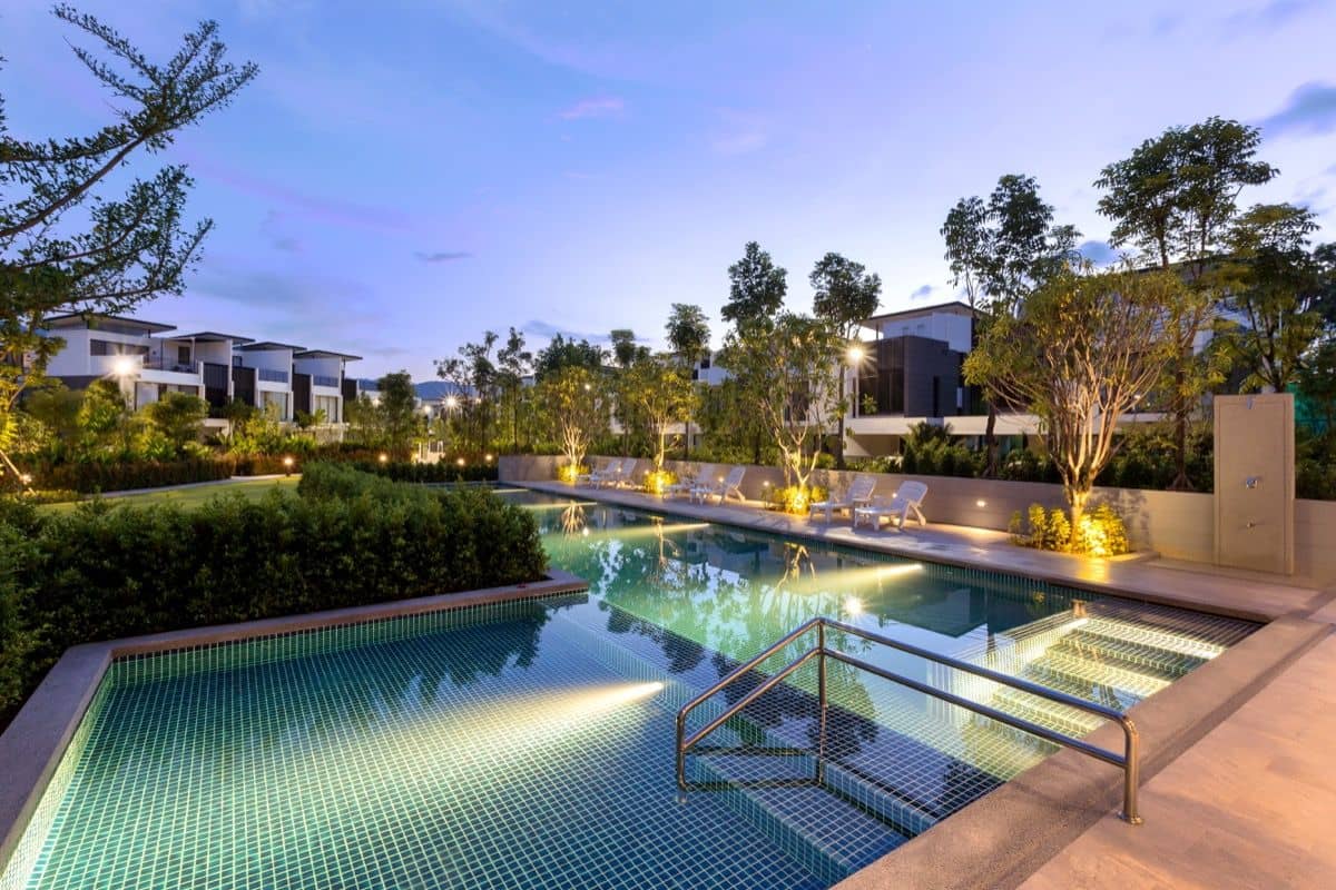 Общий бассейн вечером · Фото: Laguna Property