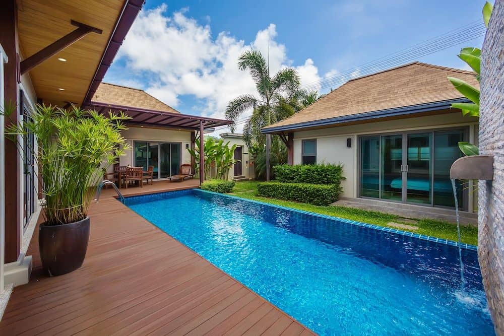Бассейн с деревянной террасой · Фото: TropicLook