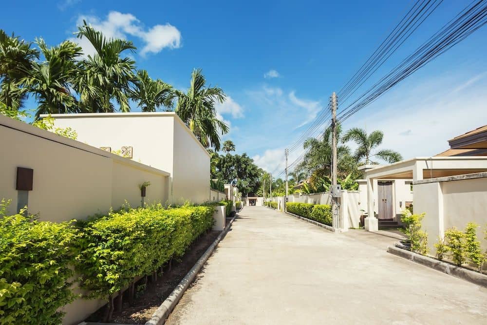 Проезд между виллами · Фото: TropicLook