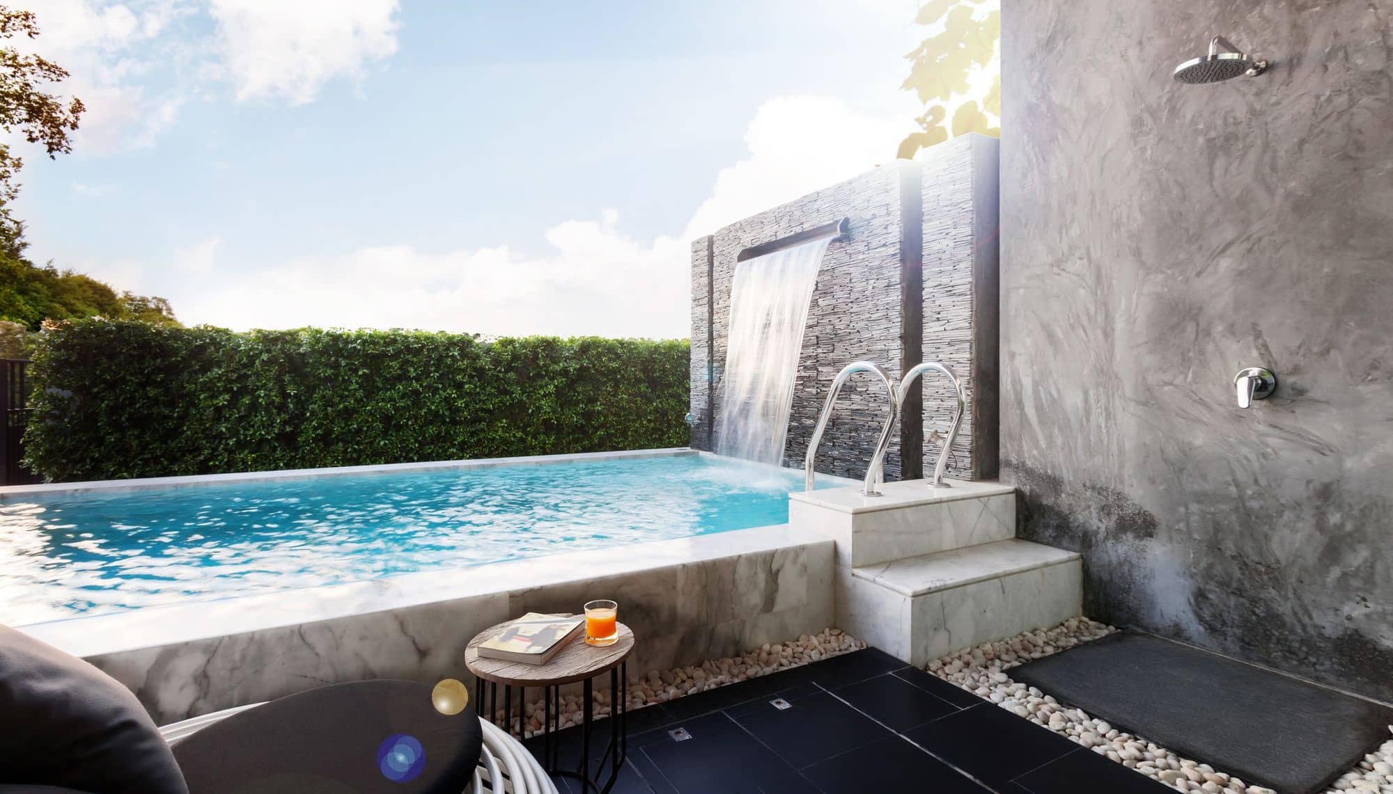 Бассейн, водопад и душ на улице · Фото: The 8 Pool Villa