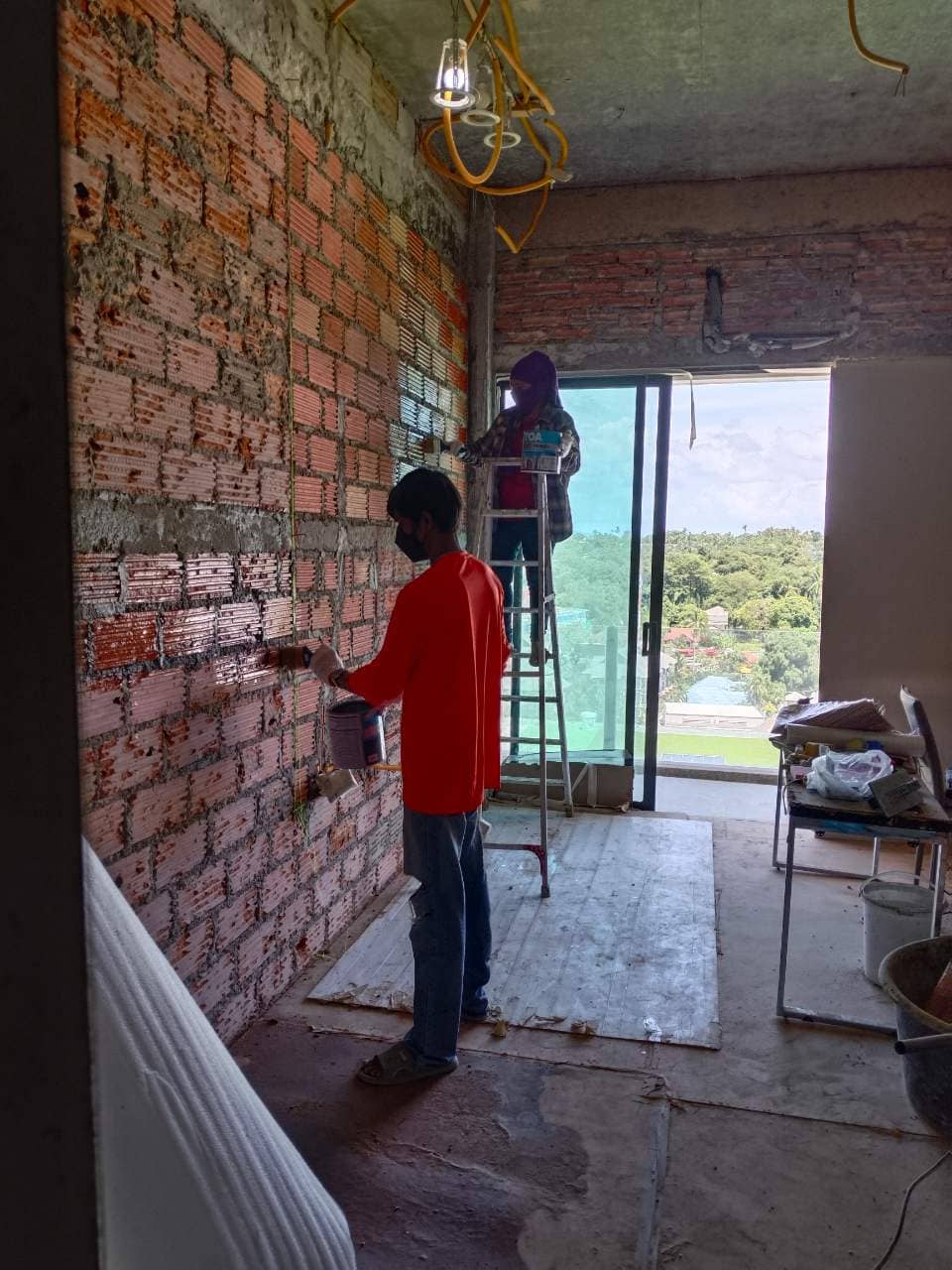 Кладка стен — впереди вид на море